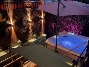 Liebeshöhle Berlin – Flitterwochen in romantischer Ferienwohnung mit Wellness