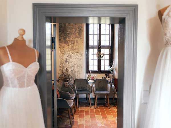 Weiße Träume: Brautkleider, Hochzeitsanzüge & Trauringe Brandenburg