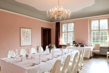 eingedeckter Tisch für Hochzeit im Schloss Kartzow Potsdam